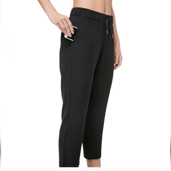 LULULEMON On The Fly Crop Woven Black Pants Size 4 - Picture 2 of 14
